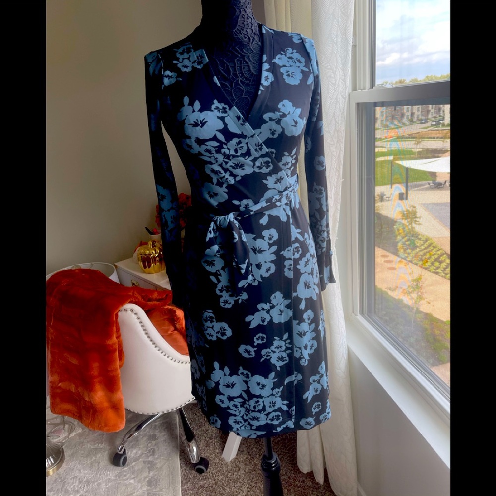 Ann Taylor wrap dress navy floral print Sz 0